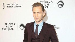 Tom Hiddleston orinó sobre su compañero y tocayo Tom Hollander