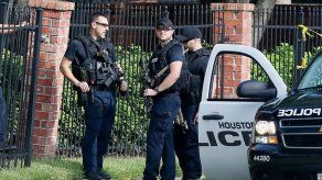 Hombre con insignias nazis hiere a nueve personas en Houston y es abatido por policías