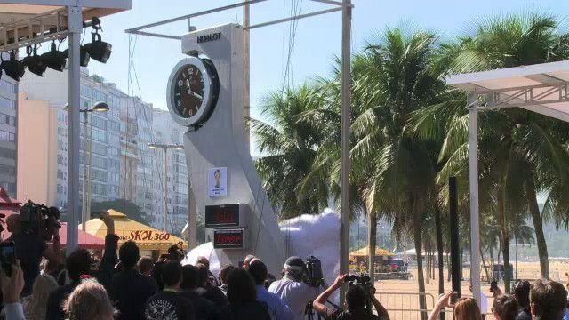 Pelé inaugura reloj con cuenta regresiva a un año del Mundial