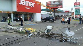 Camión que transportaba tanque de reserva derriba poste de luz en La Chorrera