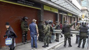 Unidades policiales se amotinan en tres ciudades de Bolivia contra Evo Morales