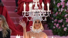El vestido de lámpara de Katy Perry pesaba casi 20 kilos