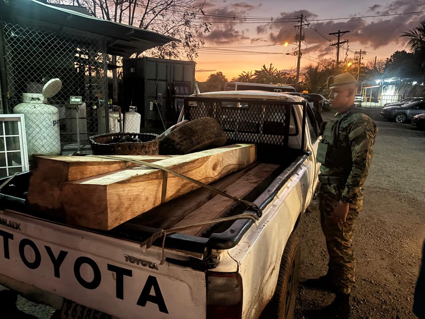 SENAFRONT decomisa madera presuntamente ilegal