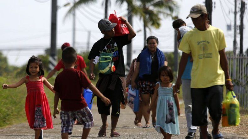 Decenas de miles de filipinos huyen del tifón de Navidad