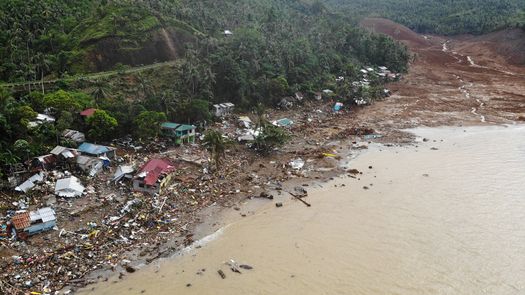 Una vista aérea muestra casas destruidas en la ladera de una montaña derrumbada a lo largo de la costa en el pueblo de Pilar, ciudad de Abuyog.