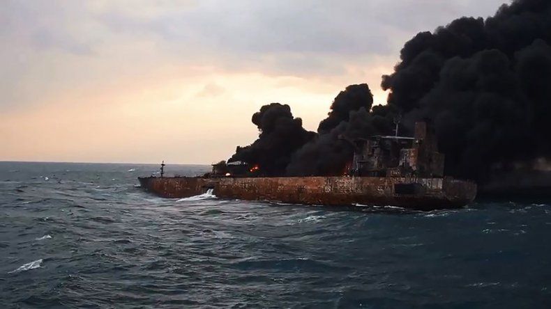 China recupera dos cuerpos y la caja negra del buque petrolero iraní
