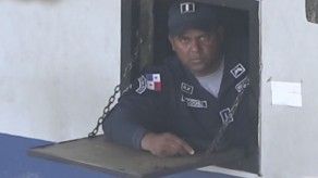 Subteniente de la Policía se atrinchera en armería del cuartel de Colón Subteniente de la Policía se atrinchera en armería del cuartel de Colón