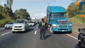 Camión errático choca y es capturado tras intentar huir