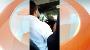 Taxista es grabado por pasajero capturando Pokémon
