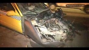 Taxista choca con camión y queda atrapado dentro del vehículo