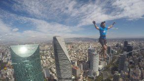 Un alemán camina sobre cinta entre dos torres de Ciudad de México y rompe marcas