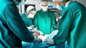 Médicos de EEUU extraen tumor a bebé cuando aún estaba unida a la placenta