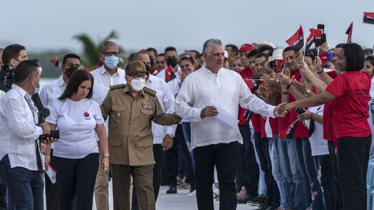 El presidente de Cuba, Miguel Díaz-Canel y el&nbsp; expresidente Raúl Castro.
