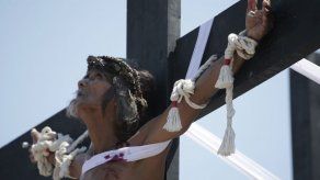 Varios filipinos se hacen crucificar en Viernes Santo