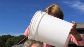 Ex presidente Bush acepta el reto del agua helada