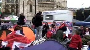 Kate y Guillermo agradecen cariño del público a horas de su boda