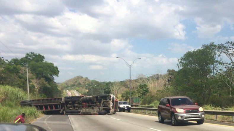 Mula se vuelca en Vía Centenario en dirección a Panamá Oeste, tráfico lento