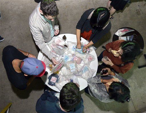 Solteros olfatean el amor en fiestas de feromonas