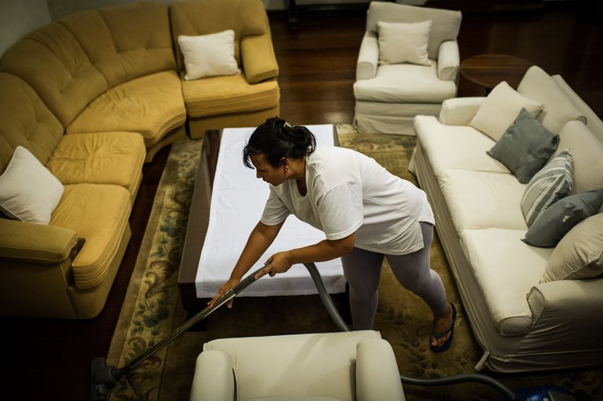 La mayoría de estos trabajadores carecen de protección social o laboral y en muchos casos trabajan 60 horas semanales.