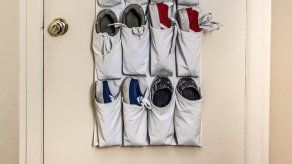 Detrás de la puerta es una de las opciones para colgar zapatos y zapatillas.