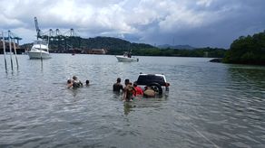 Policía Nacional rescata a un conductor de un vehículo que cae al agua en Diablo