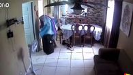 Cámaras de una residencia captan a sujeto robando con una sábana en la cabeza en La Chorrera. Cámaras de una residencia captan a sujeto robando con una sábana en la cabeza en La Chorrera.