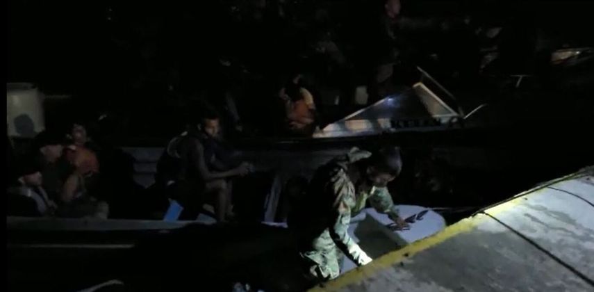 Tras rescatar a los migrantes se detuvo a ocho extranjeros que dirigían las embarcaciones.