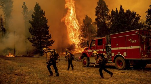 Unos 2,000 bomberos combaten el incendio.