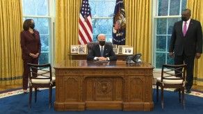 Biden anula prohibición de Trump de que personas transgénero sirvan en Fuerzas Armadas