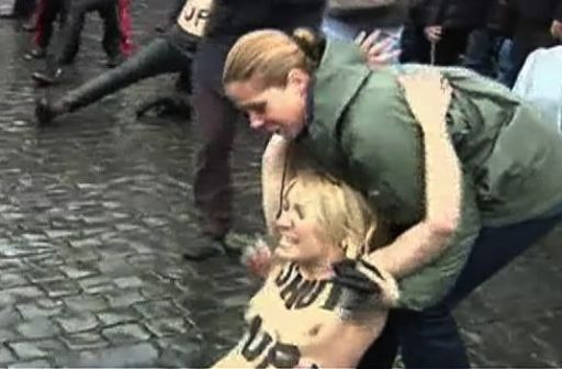 Cuatro mujeres se desnudan en el Vaticano durante el ángelus del papa