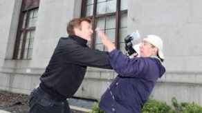 Alec Baldwin agrede a fotógrafo de un periódico neoyorquino