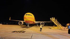 Avion de DHL que trasladó a Panama el nuevo lote de vacunas contra COVID-19 de Pfizer.