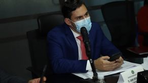 El diputado denunció que hay funcionarios de menor jerarquía y menor responsabilidad ganando más que quienes tienen años de experiencia, mayor formación, y más tiempo en los cargos.&nbsp;