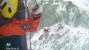 Guardacostas rescatan a dos personas a punto de morir en el mar