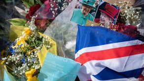 Arreglos florales colocados en honor a la reina Isabel II.