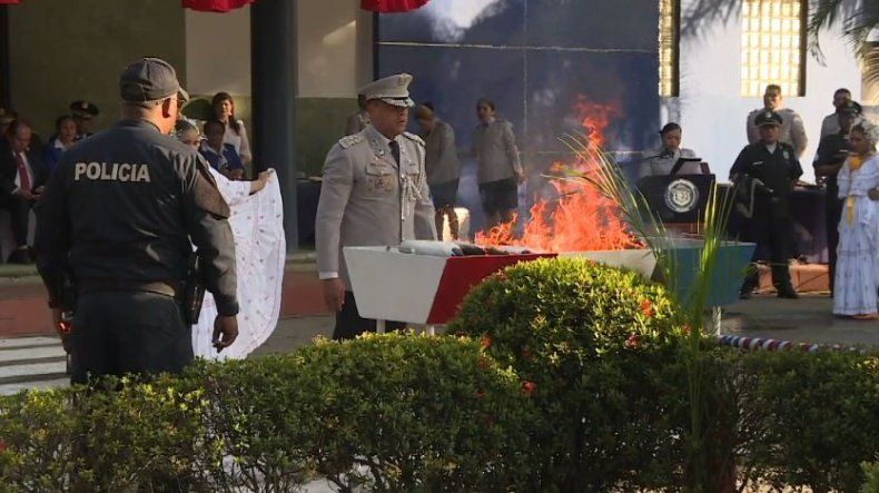 Con cremación de banderas en desuso, la Policía Nacional inicia el mes de la Patria