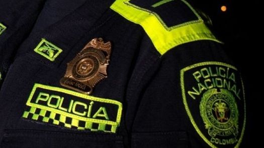 Uniforme y placa de la Policía de Colombia.