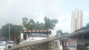 Camión impactó contra un poste en la Ave. 12 de octubre