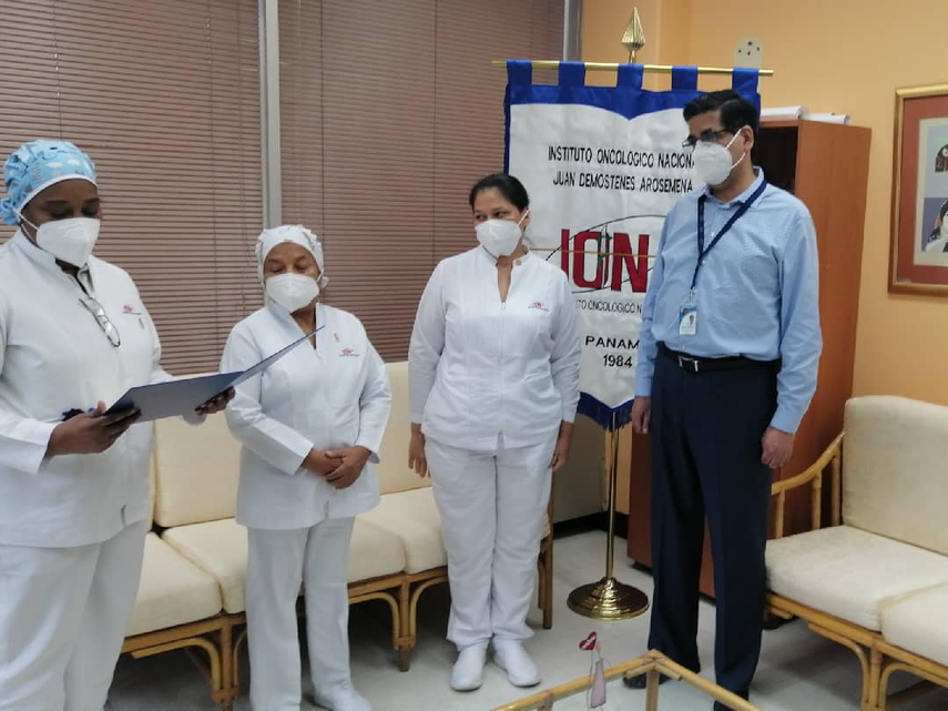 En la foto se encuentra el director del Instituto Oncológico Nacional (ION), Juan Carlos Alcedo Velarde junto al personal médico En la foto se encuentra el director del Instituto Oncológico Nacional (ION), Juan Carlos Alcedo Velarde junto al personal médico