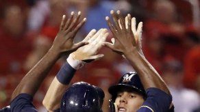 Cerveceros apalean a Cardenales y los dejan en riesgo