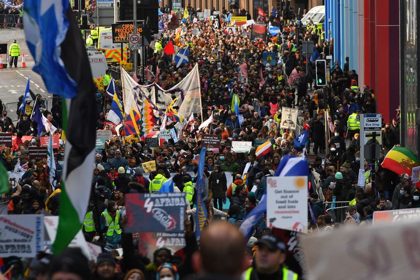 La gente participa en una manifestación de protesta durante un día mundial de acción sobre el cambio climático