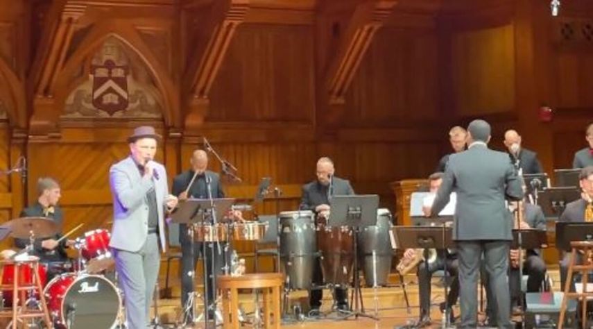 Rubén Blades cantó acompañado de la Harvard Jazz Band.