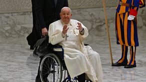 El papa llega al Vaticano tras cinco semanas hospitalizado por neumonía