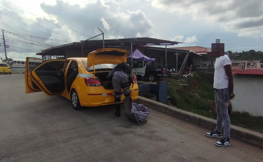 Taxista es aprehendido por utilizar una licencia que no era suya.