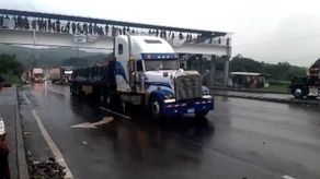 Policía Nacional y manifestantes llegan a un acuerdo y reabren vías en Colón Policía Nacional y manifestantes llegan a un acuerdo y reabren vías en Colón