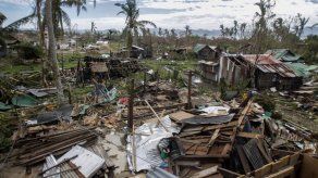 Sube a 54 el número de muertos tras el paso del tifón Koppu en Filipinas