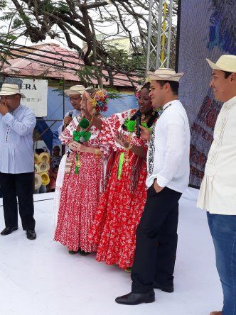 Natalie Harris tirando piquete en Las Tablas
