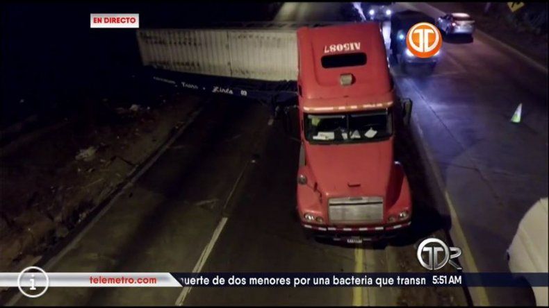 Tranque en la vía Centenario tras caerse el contenedor de una mula