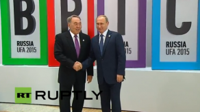 Putin condecora al presidente de Kazajistán con la orden Alejandro Nevski
