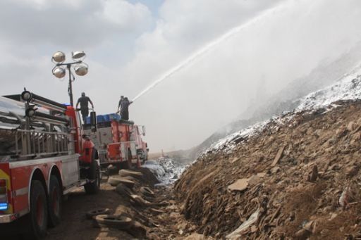 Espuma comienza a dar resultados en control de incendio en Cerro Patacón